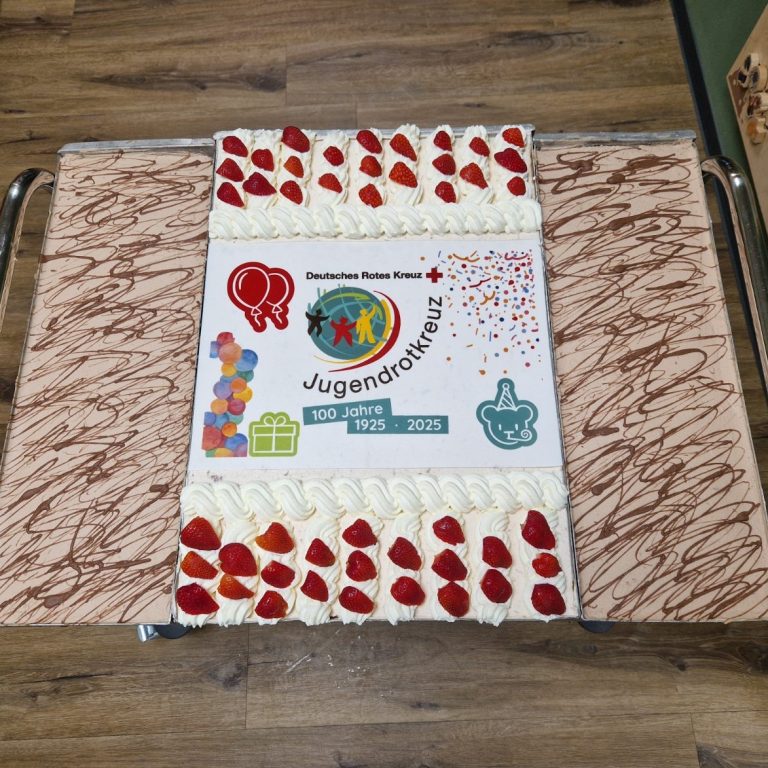 Geburtstags Kuchen für das Jugendrotkreuz Geburtstags Kuchen für das Jugendrotkreuz